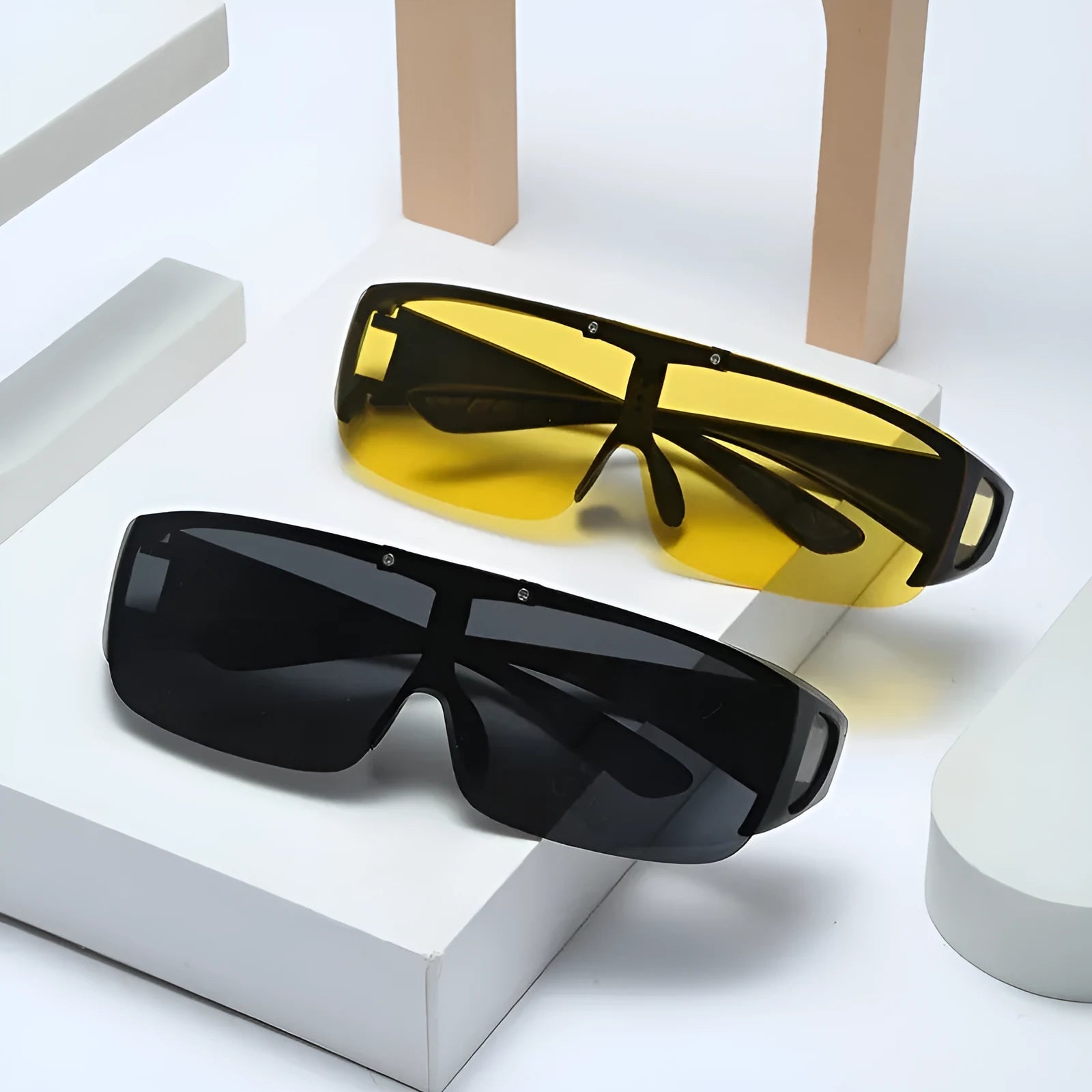 One-piece polarised myopia sunglasses in a sporty style for outdoor activities.