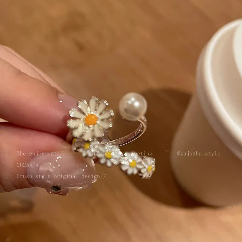 Women's opening sweet twin ring with electroplated copper daisy design and adjustable sizing