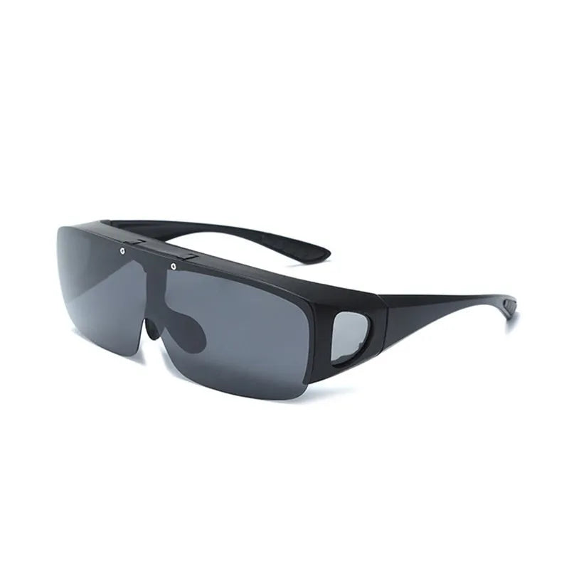 One-piece polarised myopia sunglasses in a sporty style for outdoor activities.