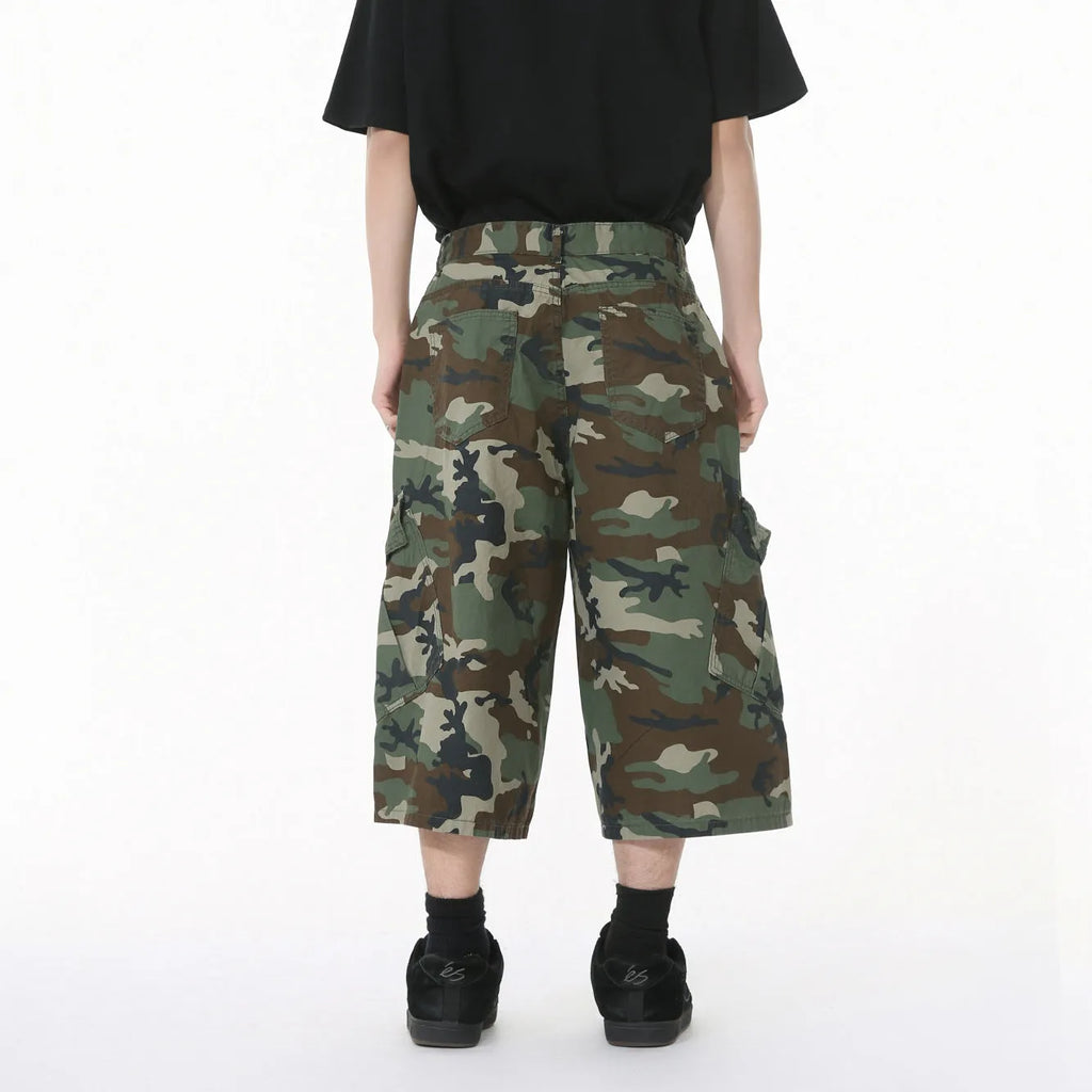 Men's camouflage print wide-leg cropped cotton jeans with large side pockets.