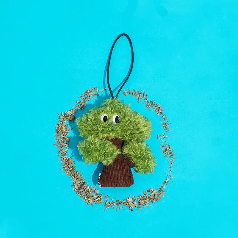 Pine tree shaped cat mint toy pendant with self-hi grinding feature in three sizes