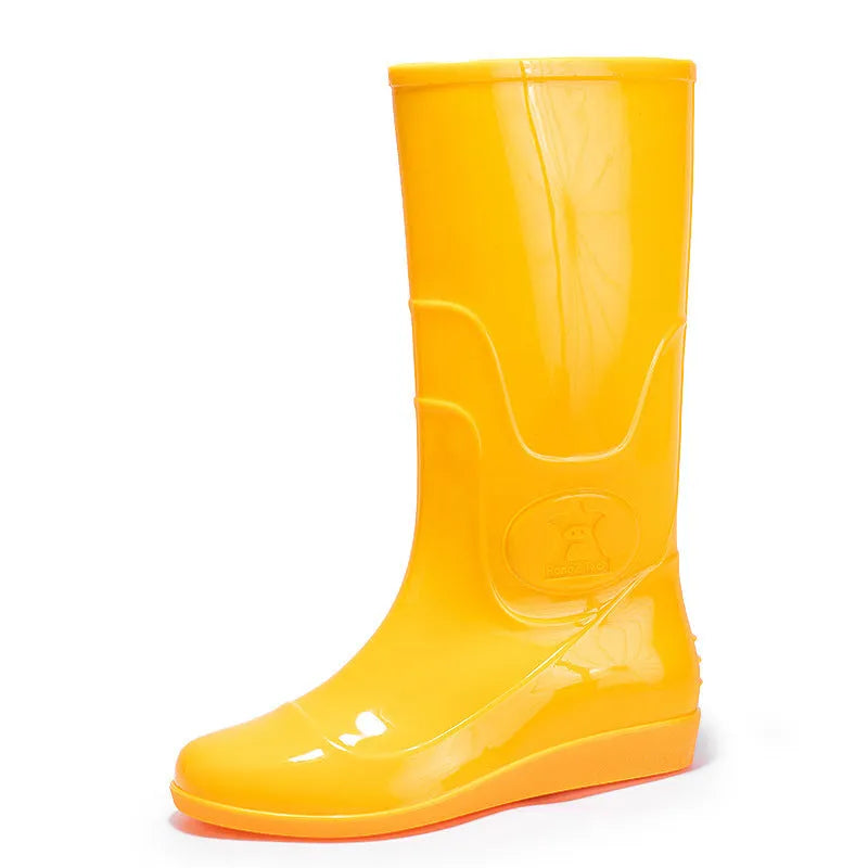 Flat washable plastic rain boots in white or yellow colours with high tube design