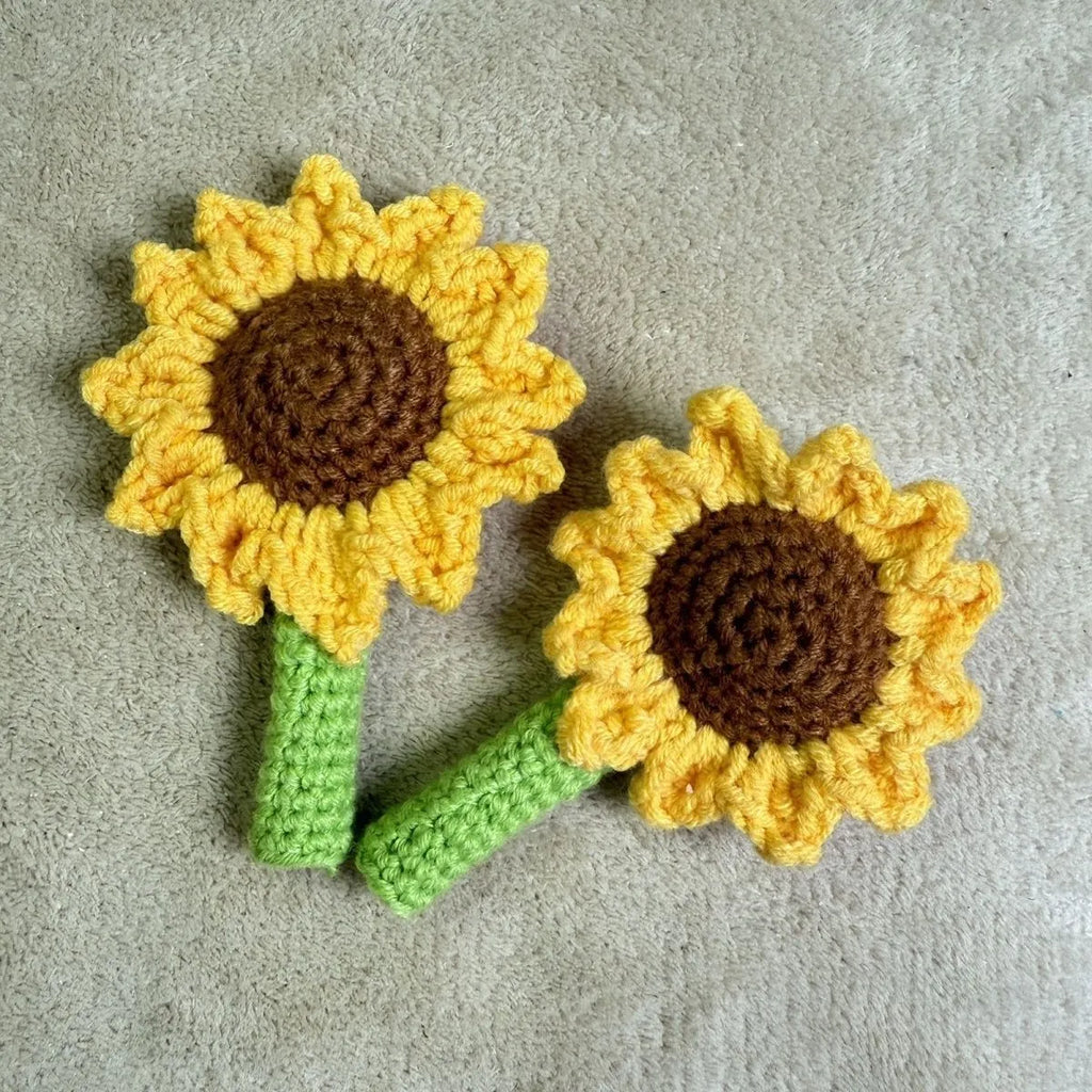 Hand-woven sunflower pen cover for teachers with crochet construction