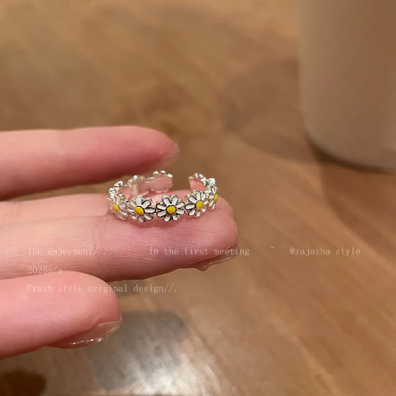 Women's opening sweet twin ring with electroplated copper daisy design and adjustable sizing