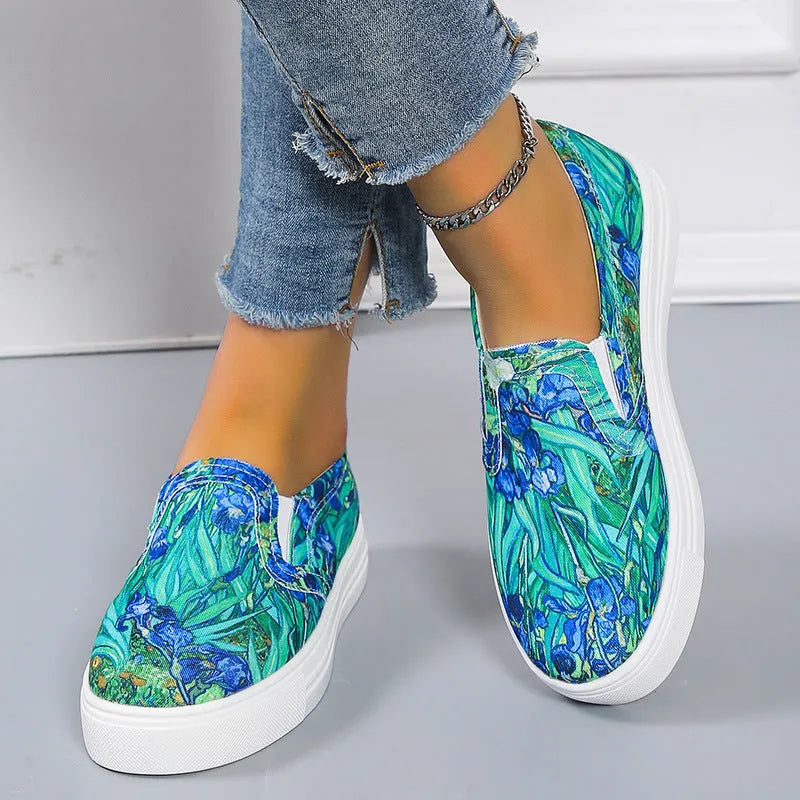 Women's low-top canvas trainers in multiple colours with flat rubber sole.