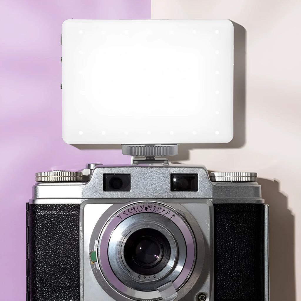 Portable pocket fill light with clip for mobile phone photography and live broadcasting