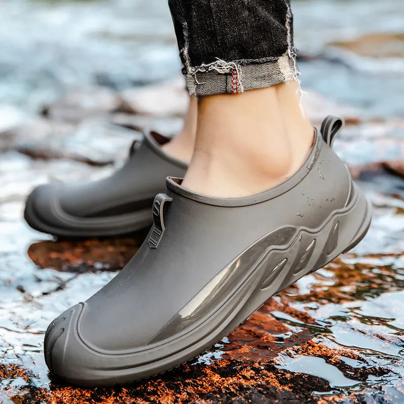 Men's short plastic rain boots in black, green or grey colours for waterproof protection