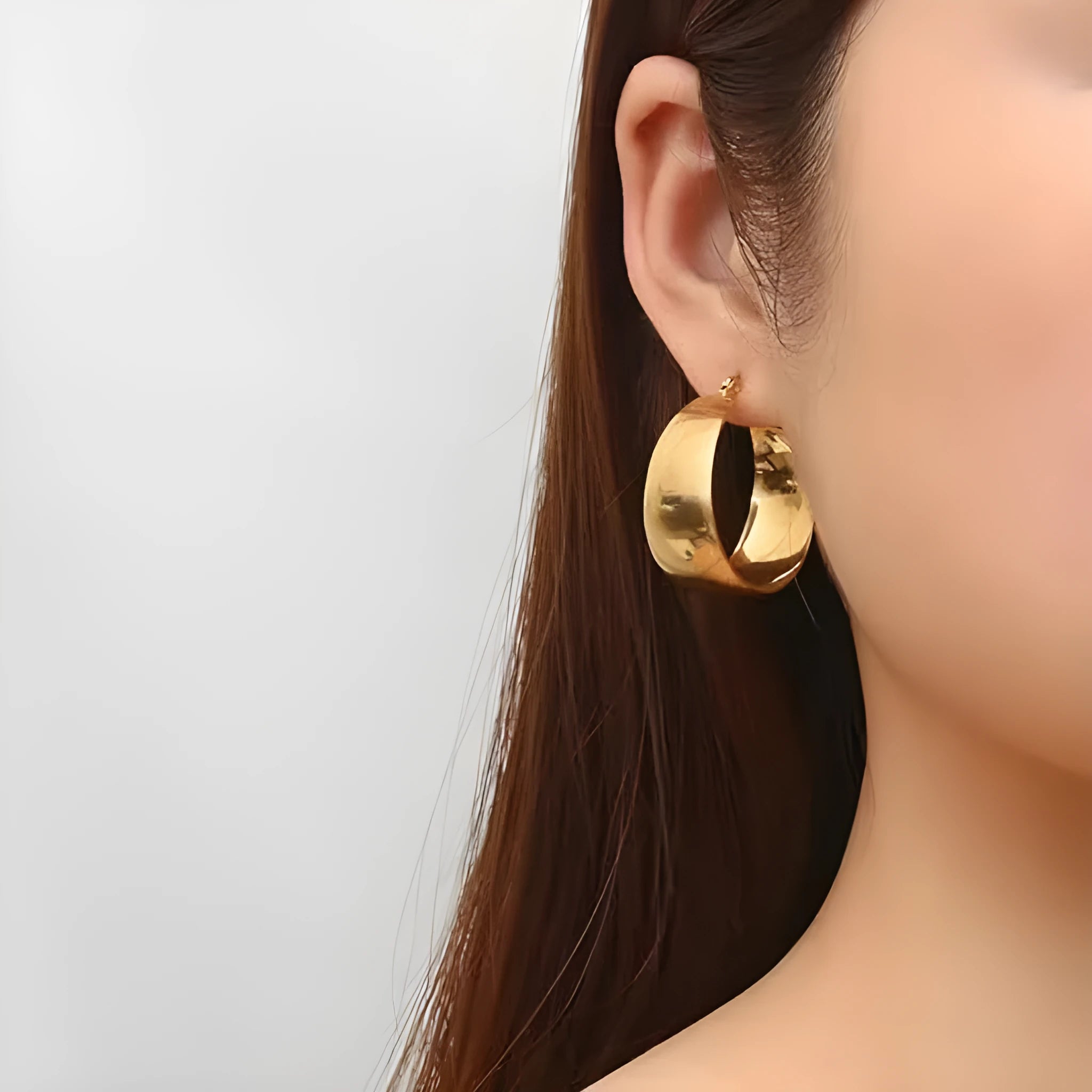 Widened curved stainless steel earrings with titanium content in gold or steel colour