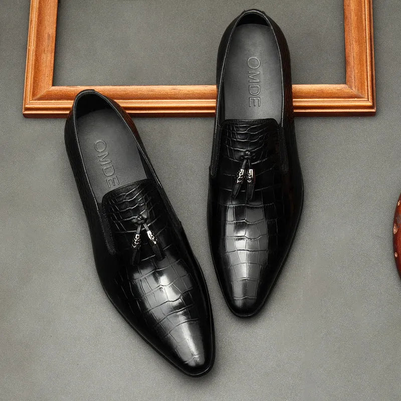 Formal men's pointed toe dress shoes in genuine cowhide leather, black colour, low-top design with rubber sole