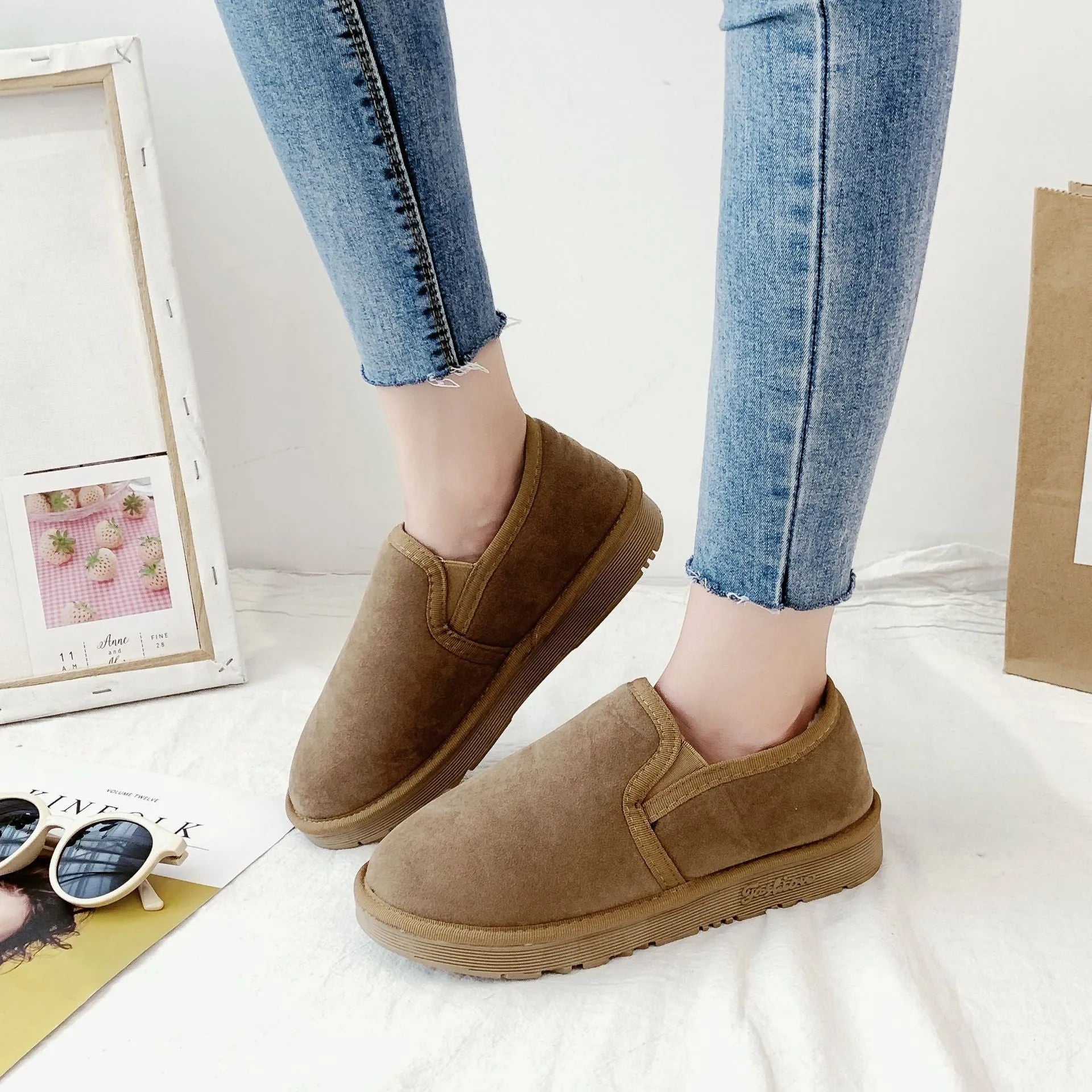 Casual low-top snow boots with fleece lining and a flat rubber sole in various colours.