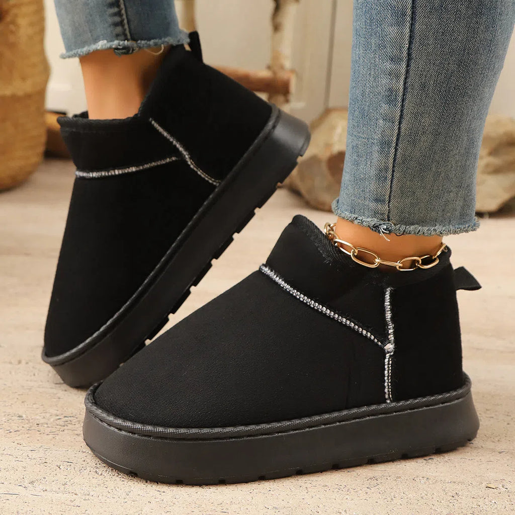 Short snow boots for women with thick non-slip soles and plush lining in black synthetic leather