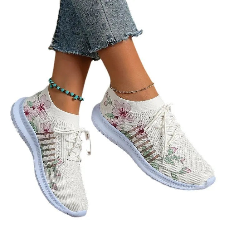 Women's milky white mesh flyknit running shoes with round toe and rubber sole