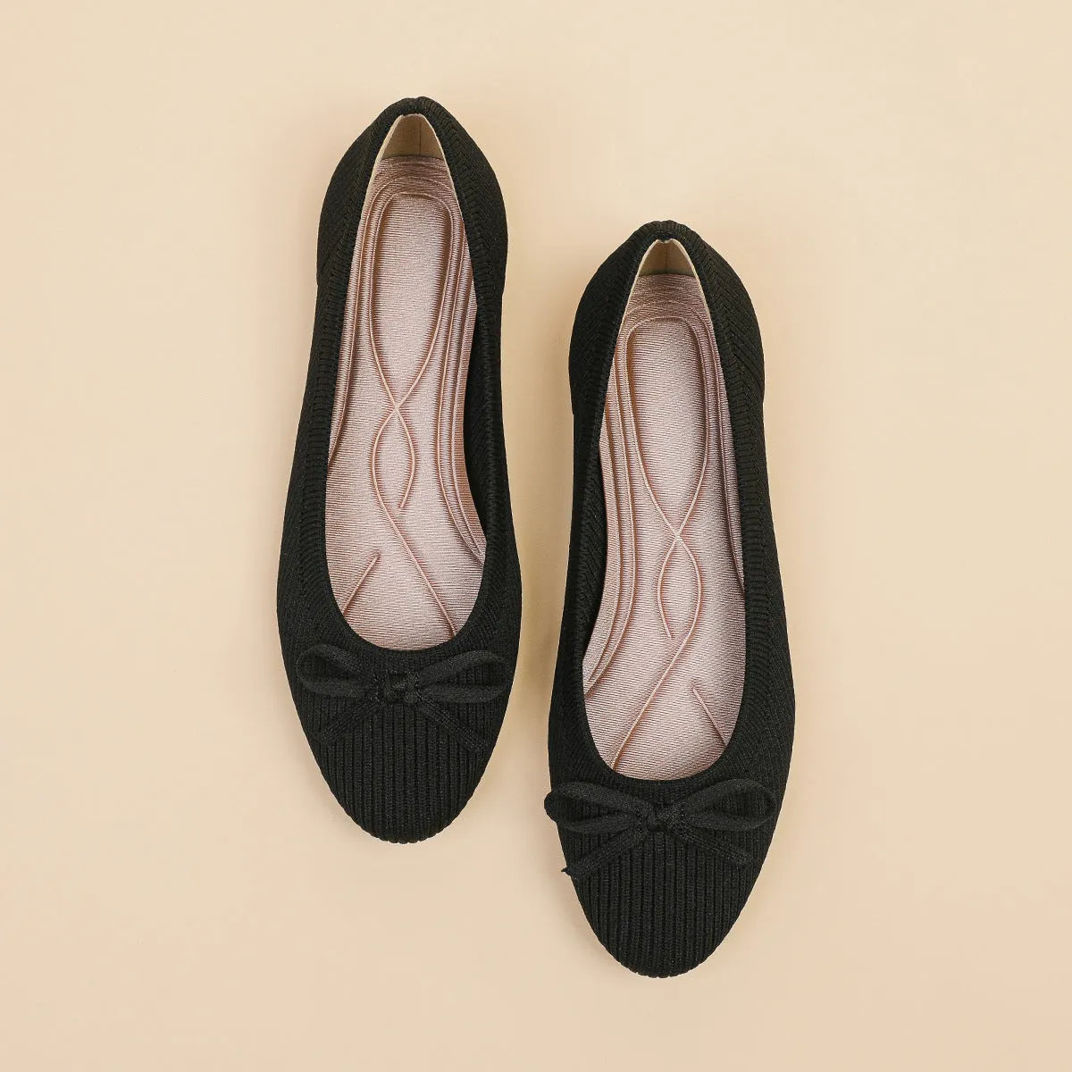 Women's casual flat pumps with bow decoration and fabric upper in slip-on design