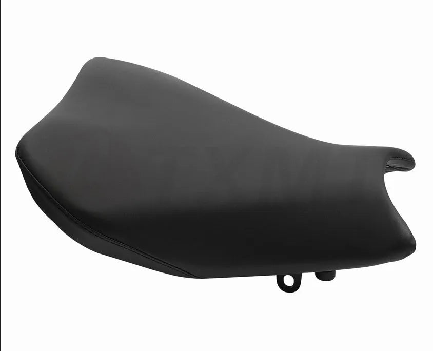 Black PU leather motorcycle seat cover fitted on a Suzuki GSXR1000, showing front and rear protection.