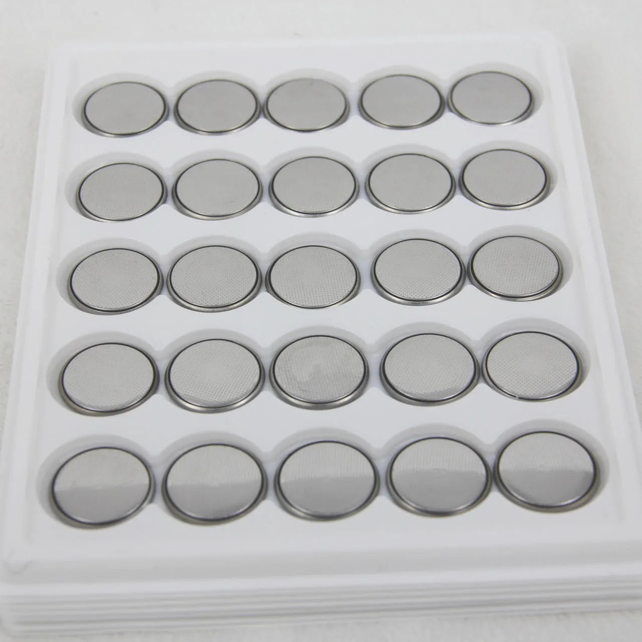 3V button batteries showing CR2032, CR2025 and CR2016 models with 20mm diameter