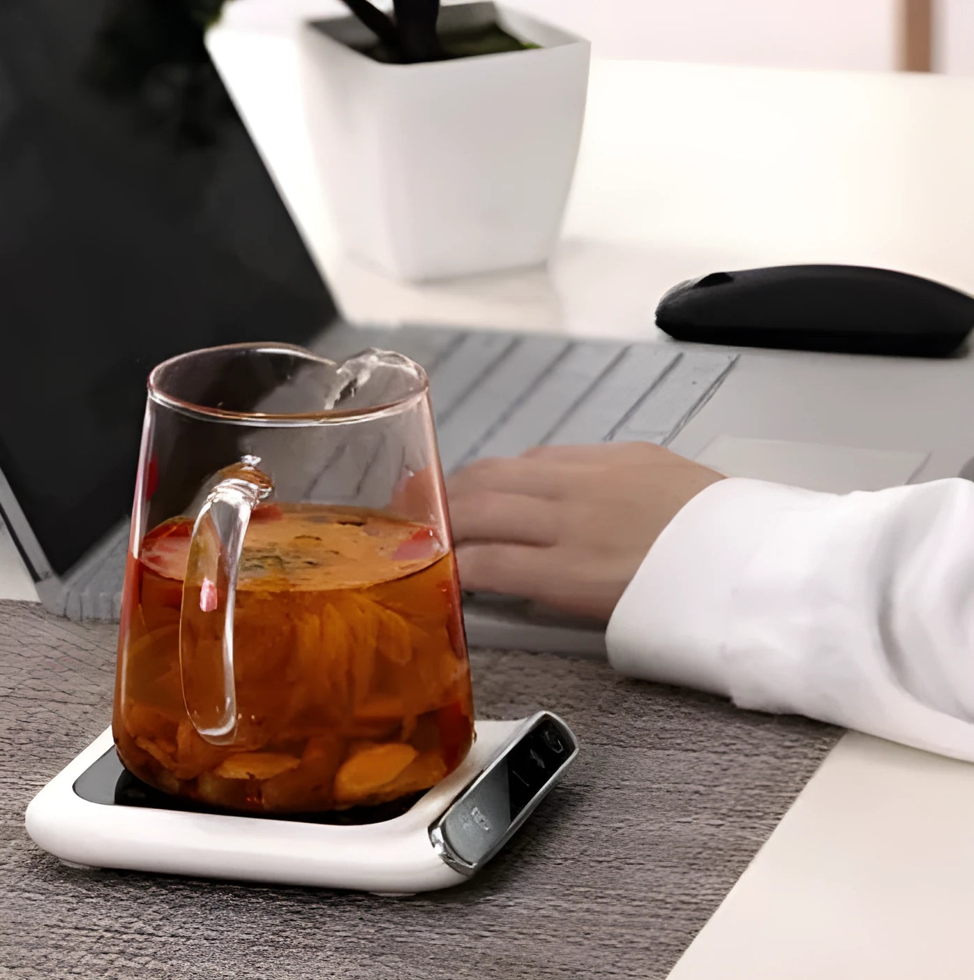 Black USB-powered coffee cup warmer with compact 118x132mm heating coaster design