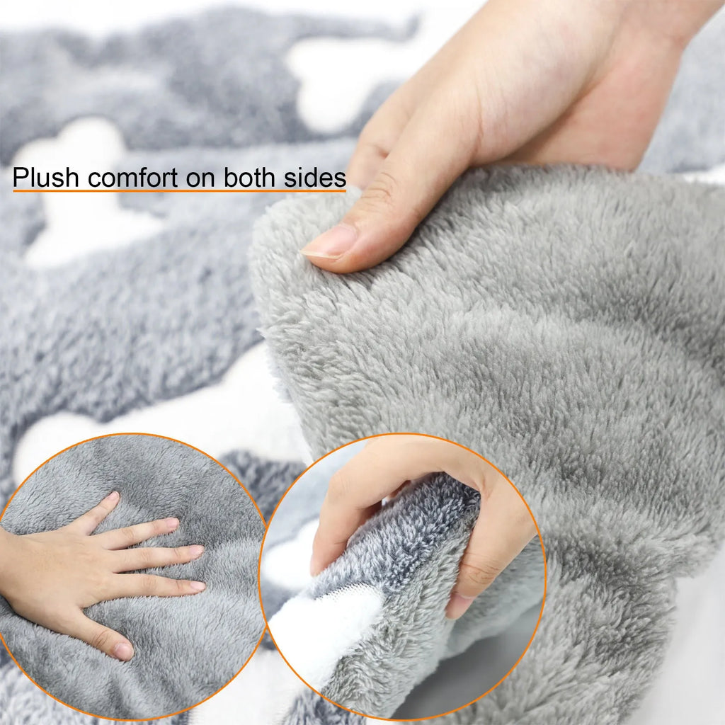 Self-warming pet bed mat in soft coral velvet with reversible fleece and non-slip backing, sizes S to 3XL