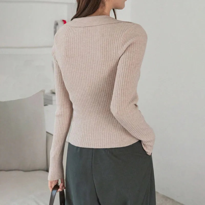 V-neck hemmed pullover sweater in solid colour with vertical sunken stripe pattern, long sleeves, slim fit