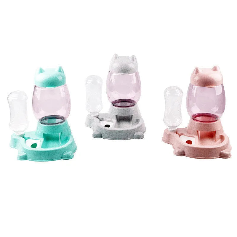 Pet automatic feeder two-in-one with green PP resin body, 300ml water bottle and 800ml food bucket on non-slip base