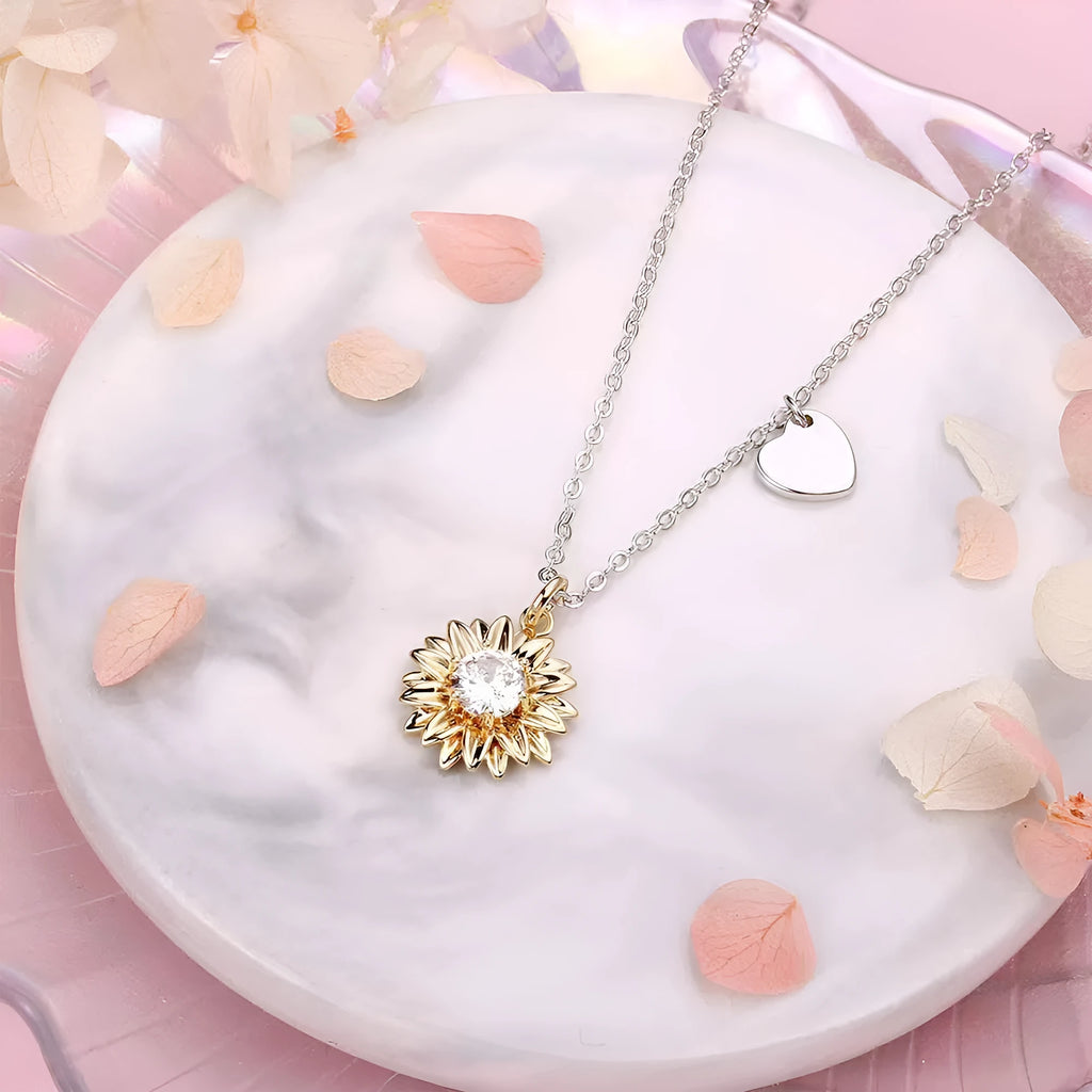 Close-up of a women's adjustable sunflower necklace in 925 silver with a geometric daisy petal pendant.