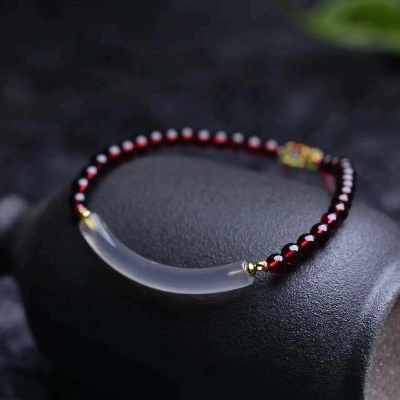 Red garnet and natural agate beaded bracelet with adjustable pull closure