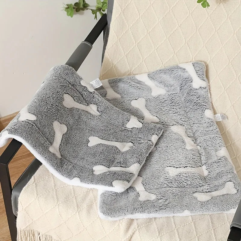 Self-warming pet bed mat in soft coral velvet with reversible fleece and non-slip backing, sizes S to 3XL