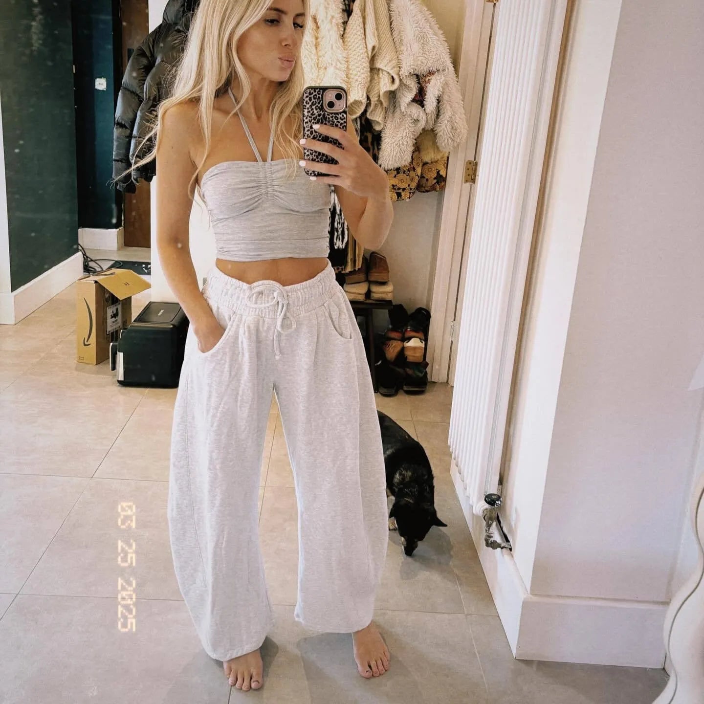 Loose cropped sweatpants with drawstring waist and side pockets in cotton fabric