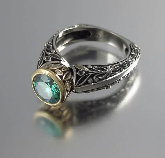 Gold-plated flower-shaped vintage ring with green gemstone and colour separation detailing