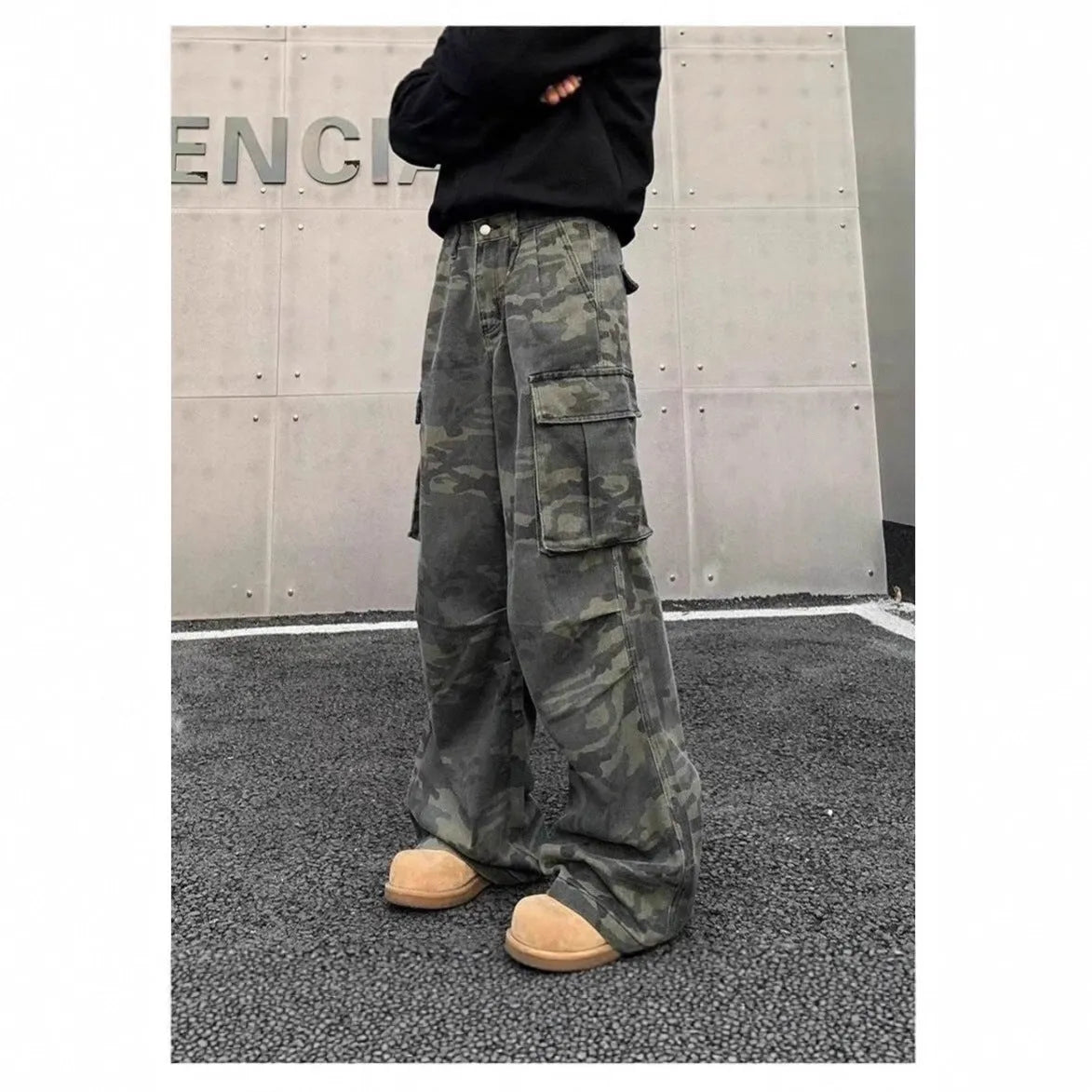 American Vintage cargo pants in washed camouflage colour with multiple pockets and a mid-waist fit.