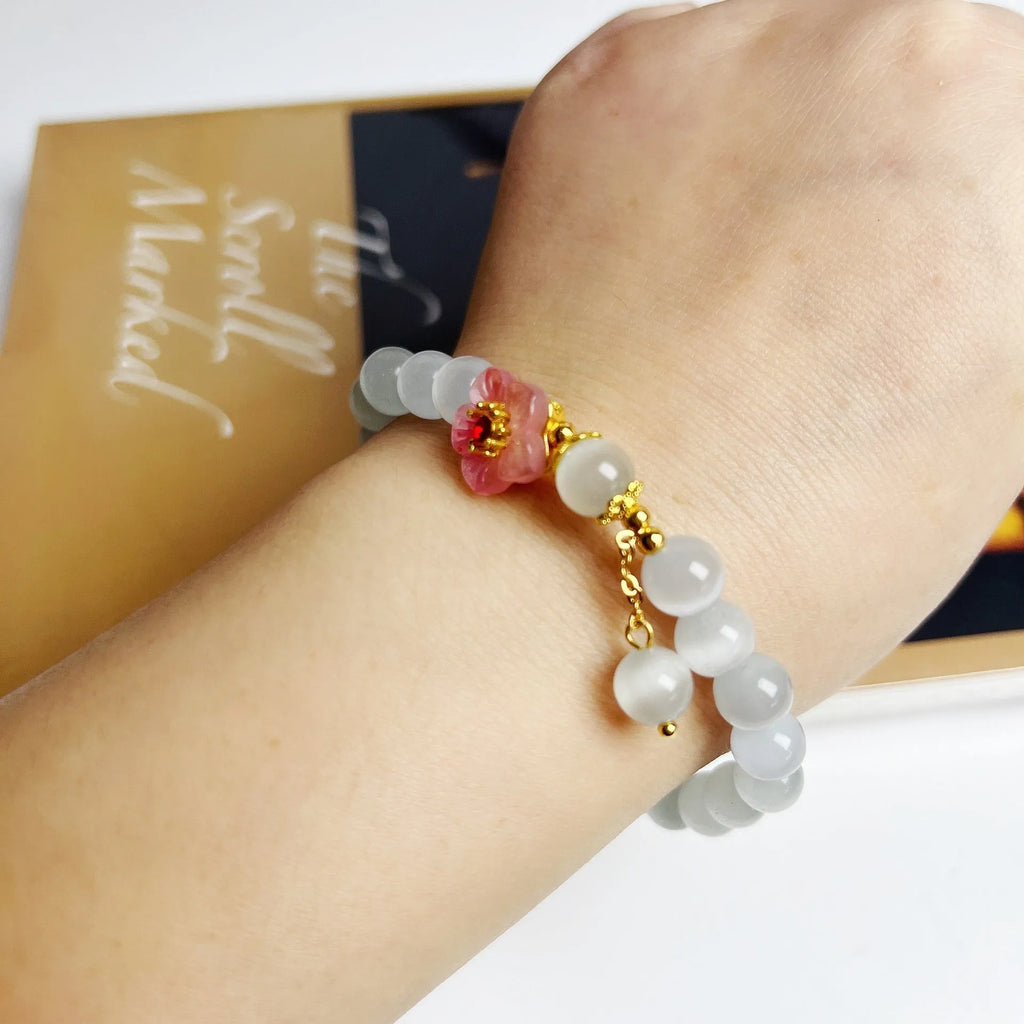 Close-up of a white opal flower beaded bracelet in Chinese style, made from glass and coloured glaze.