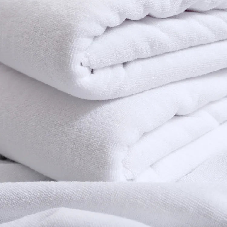 Thickened 100% cotton bath towel in white with 70x140cm 400g size and plain weave texture