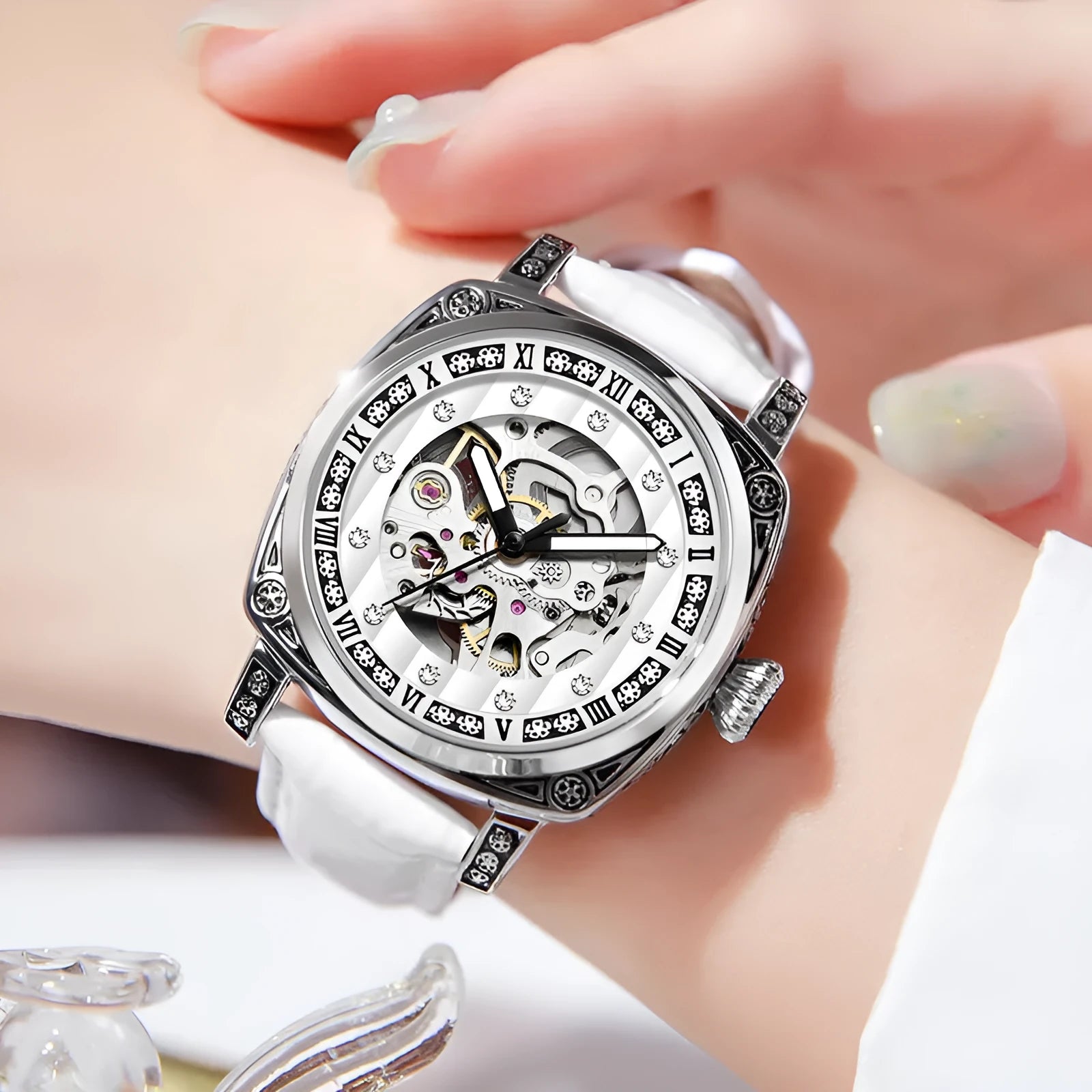 Men's mechanical wristwatch with a leather strap, luminous hands, shown in multiple colour options.
