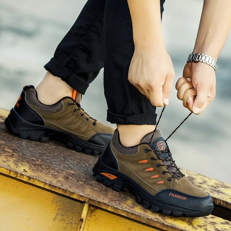 Men's suede hiking shoes in green colour with rubber soles and lace-up closure