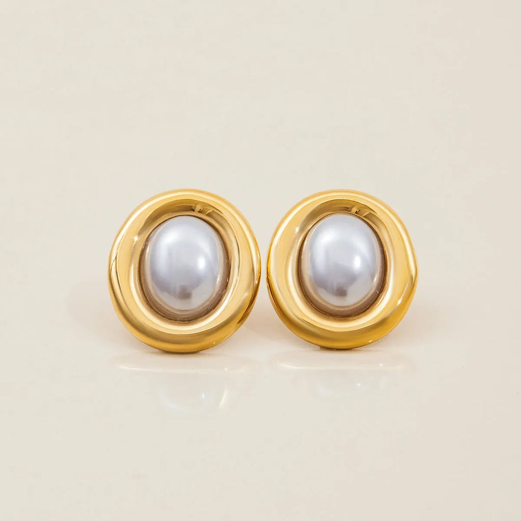 A pair of stainless steel vintage pearl ear studs with a push-back fitting, colour JDE0305051.