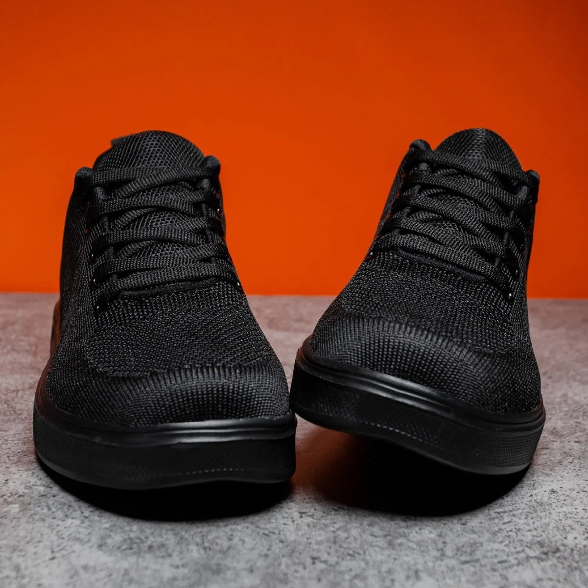 Unisex casual sports shoes with thick EVA sole and mesh upper in black and white colour options