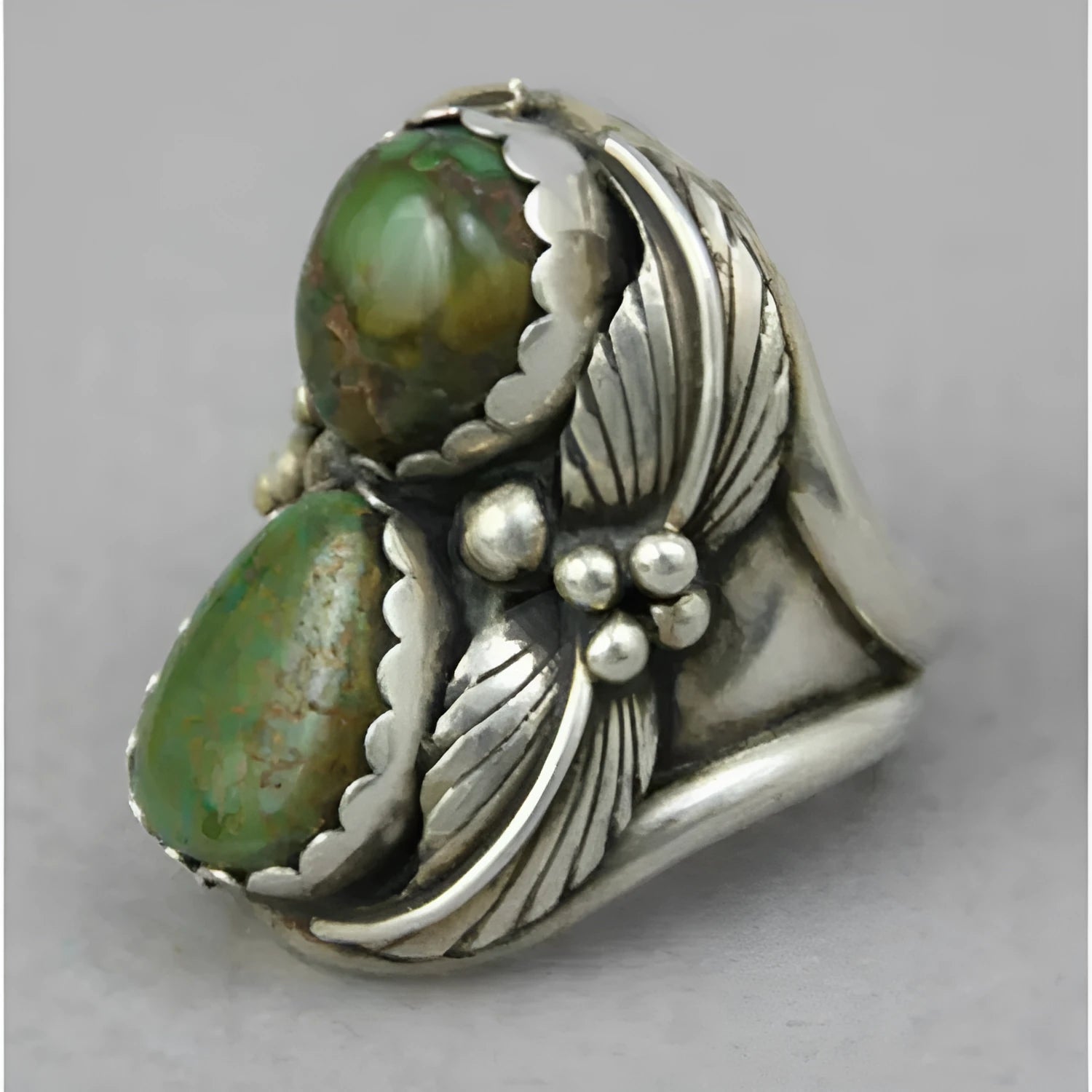 Retro geometric women's ring with a turquoise colour inlay on a silver-toned electroplated alloy band.
