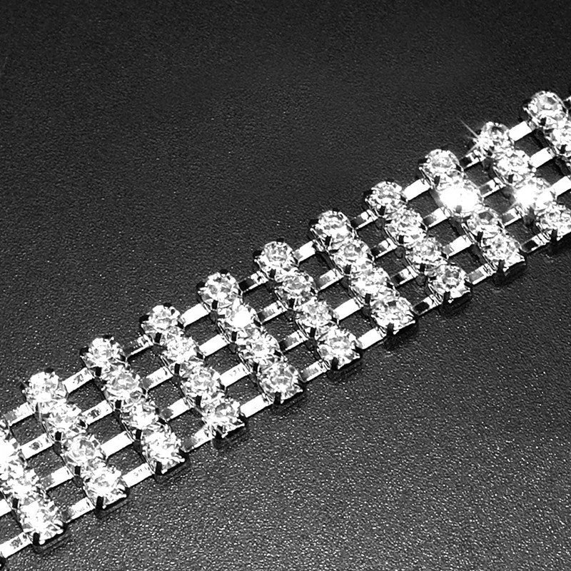 Four-row rhinestone pet collar with heart-shaped chain in white pink and blue for dogs and cats