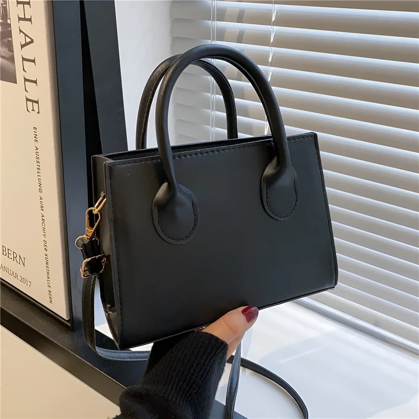 Retro casual square shoulder bag for women in horizontal shape with single strap and internal document pocket