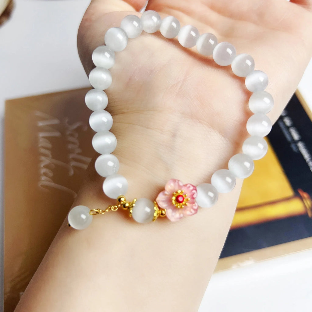 Close-up of a white opal flower beaded bracelet in Chinese style, made from glass and coloured glaze.