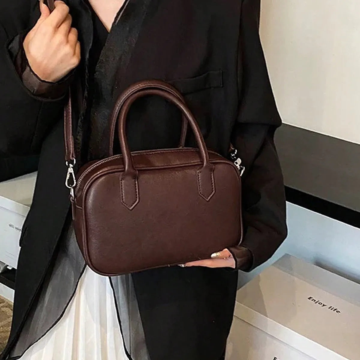 Retro square shoulder messenger bag in medium-soft PU leather with adjustable single strap