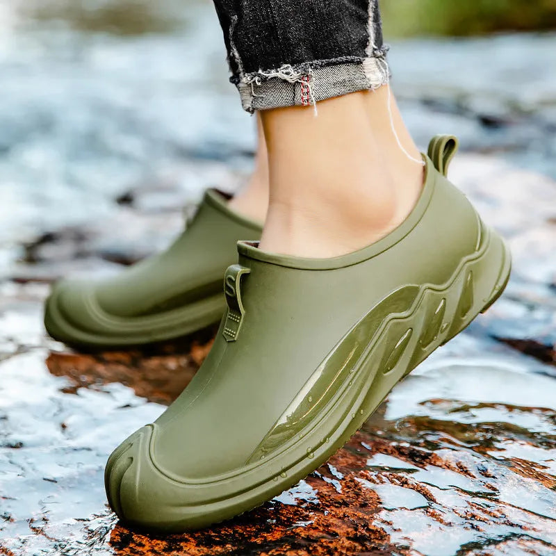 Men's short plastic rain boots in black, green or grey colours for waterproof protection