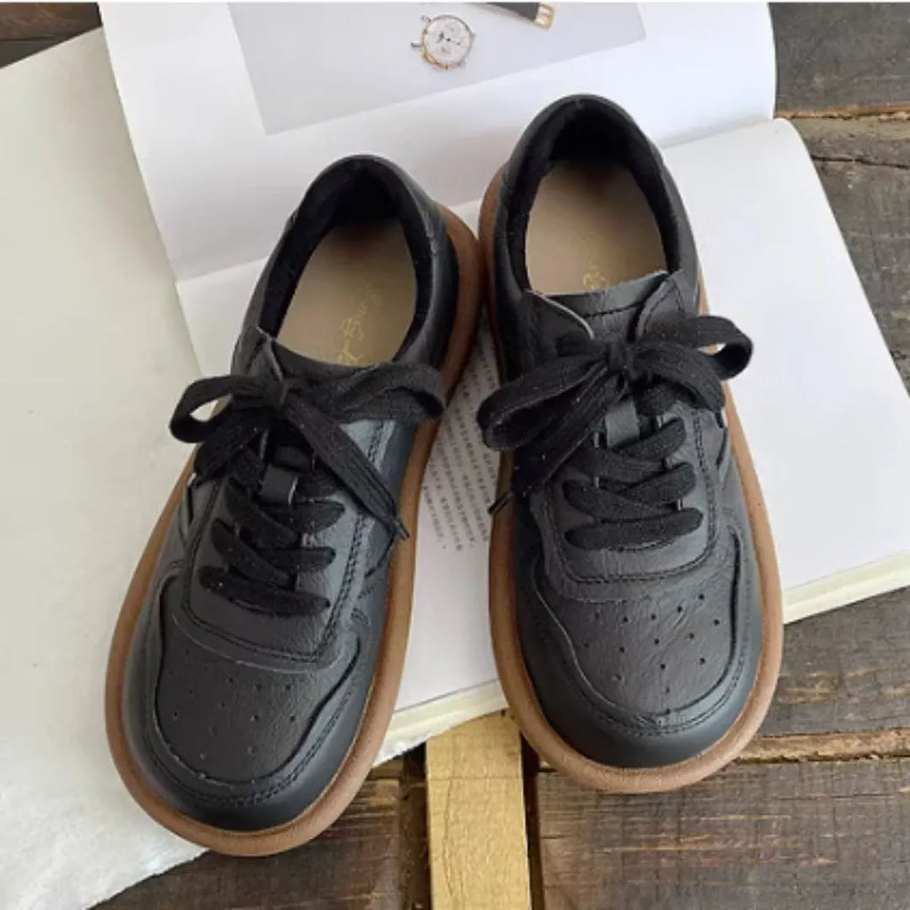Artistic round-toe flat lace-up shoes in cowhide split leather, available in black green and offwhite