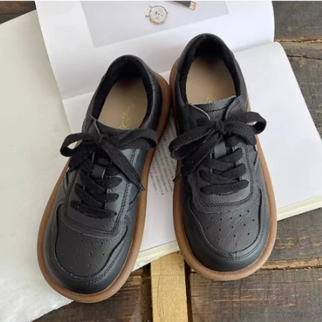 Artistic round-toe flat lace-up shoes in cowhide split leather, available in black green and offwhite