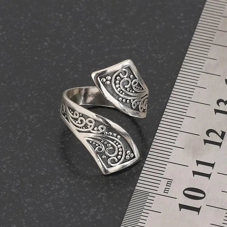 Women's alloy ring with adjustable opening in silver electroplated finish