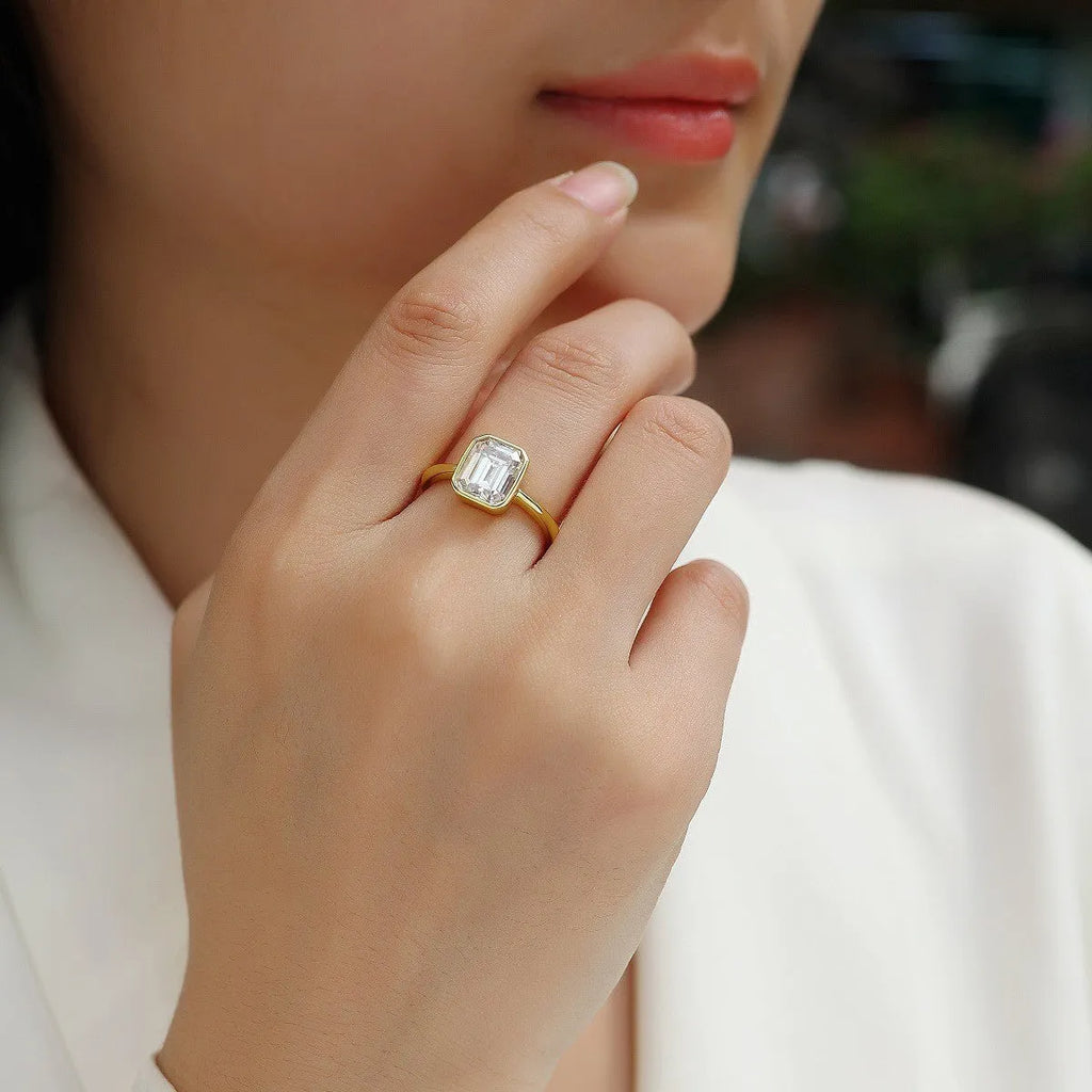 Silver geometric closed ring with inlaid moissanite stone in pagoda colour, unisex design