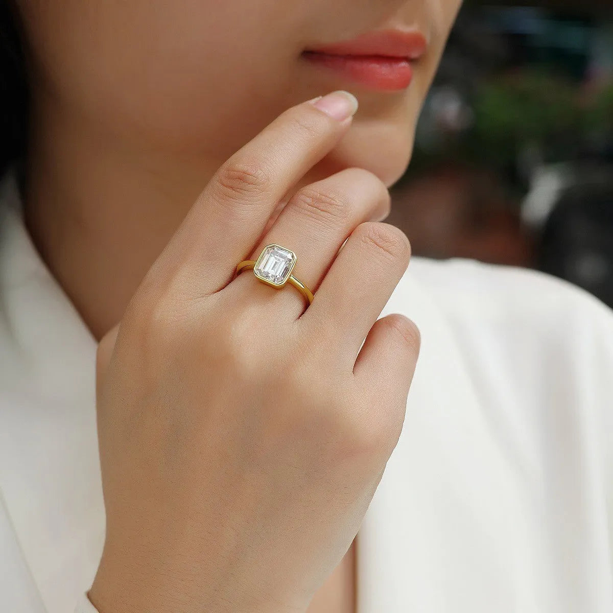 Silver geometric closed ring with inlaid moissanite stone in pagoda colour, unisex design