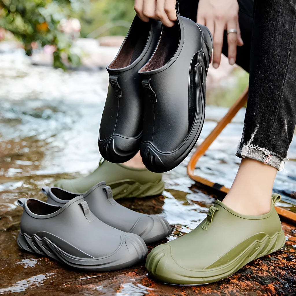 Men's short plastic rain boots in black, green or grey colours for waterproof protection