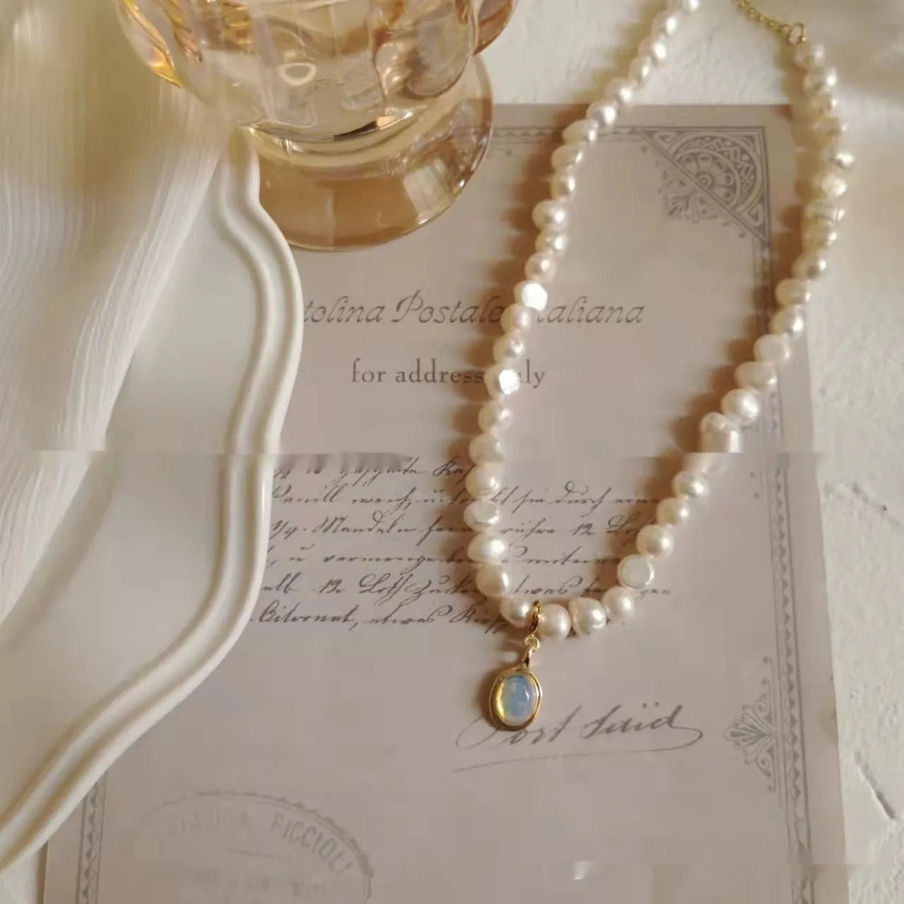Vintage pearl necklace with geometric alloy pendant on an adjustable chain.