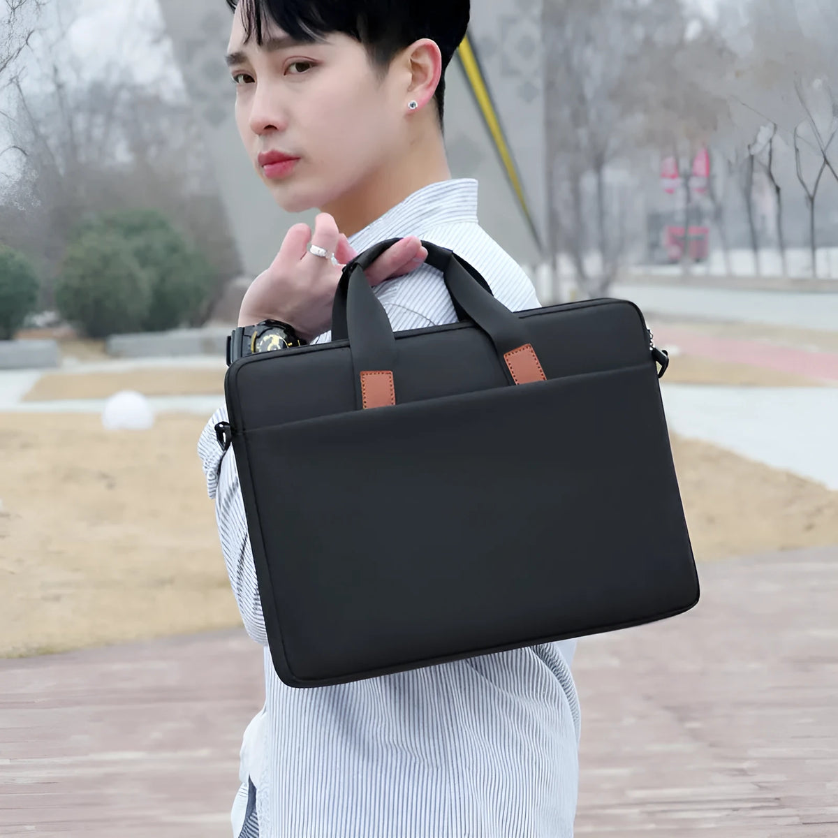 One-shoulder laptop bag in Oxford cloth, available in black, grey, pink, purple, and blue for 12 to 15.6 inch laptops.