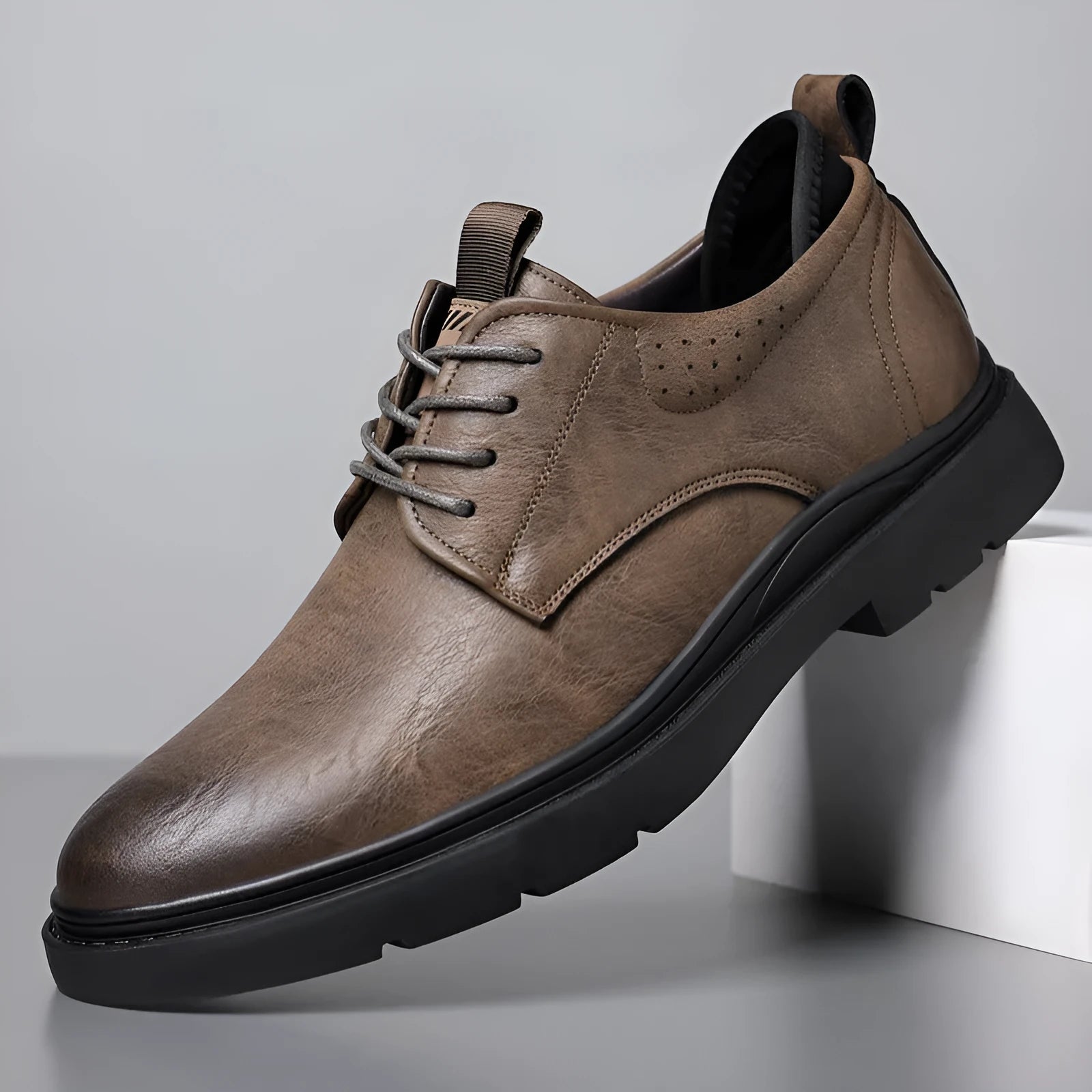 Men's black leather casual sneakers with sewing line detail on a two-layer cowhide upper and rubber sole.